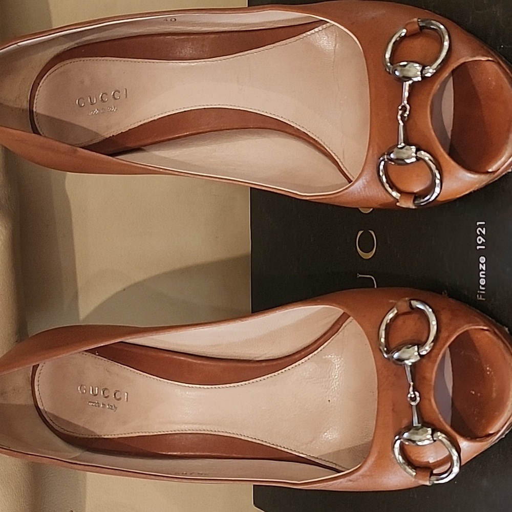 GUCCI Nouveau Calf Peep Toe Pumps